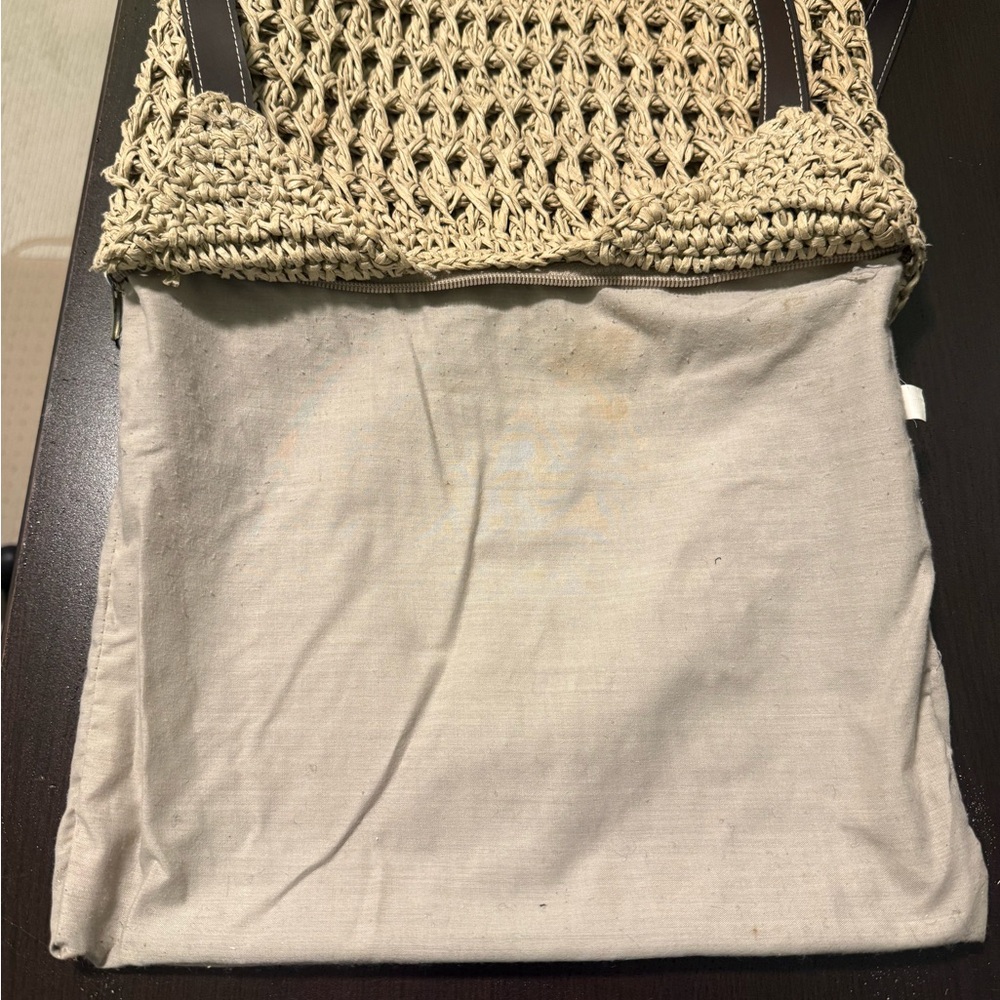 Woven Tan Tote Bag With Zipper Closure - Picture 9 of 9